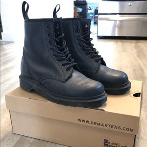 Doc Martens 1460 w/ Box - Black Pebble Leather